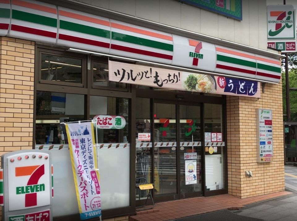 近くのセブンイレブン九段南靖国通り店まで213m（徒歩3分）