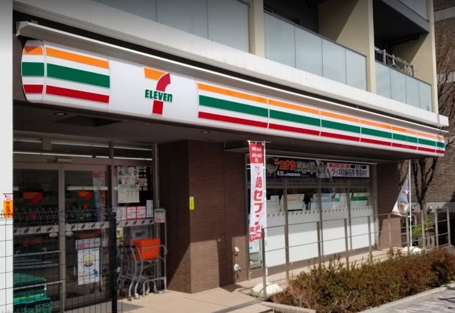 近くのセブンイレブン　新宿市谷台町店まで139m（徒歩2分）