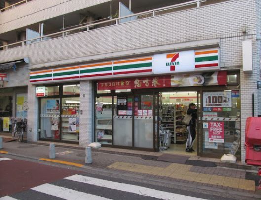 近くのセブンイレブン日暮里駅北店まで142m（徒歩2分）