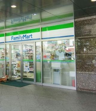 近くのファミリーマート半蔵門駅前店まで189m（徒歩3分）