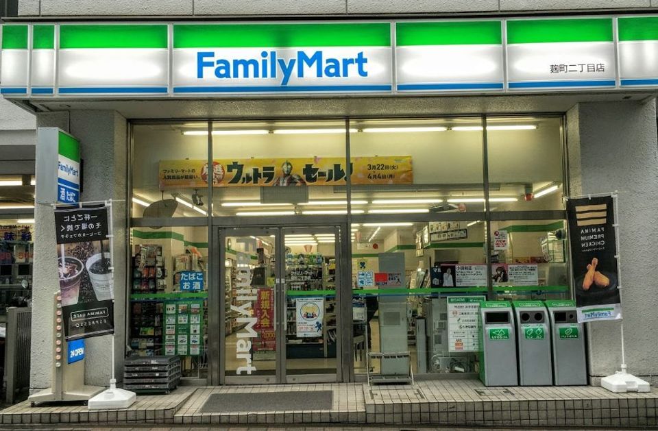 近くの麹町郵便局まで450m(徒歩6分)
