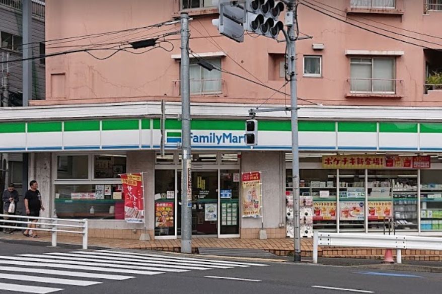 近くのファミリーマート 新宿弁天町店まで215m(徒歩3分)