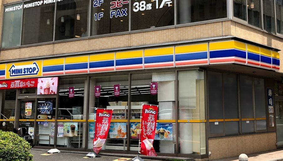近くのミニストップ　信濃町駅北口店まで404m（徒歩6分）