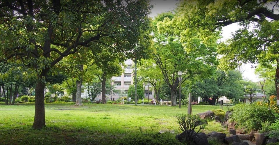 近くの新宿区立百人町ふれあい公園まで534m（徒歩7分）
