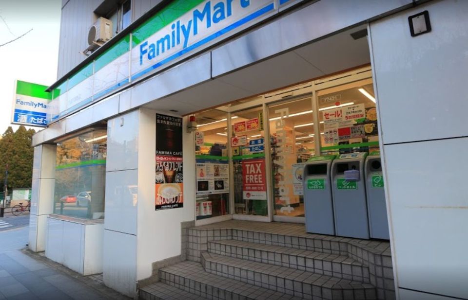 近くのファミリーマート九段下駅西店まで45m（徒歩1分）