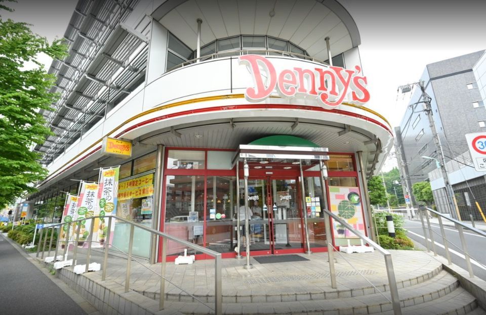近くのファミリーマート　新大久保店まで141m（徒歩2分）