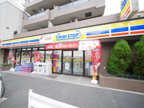 近くのミニストップ緑２丁目店まで181m（徒歩3分）