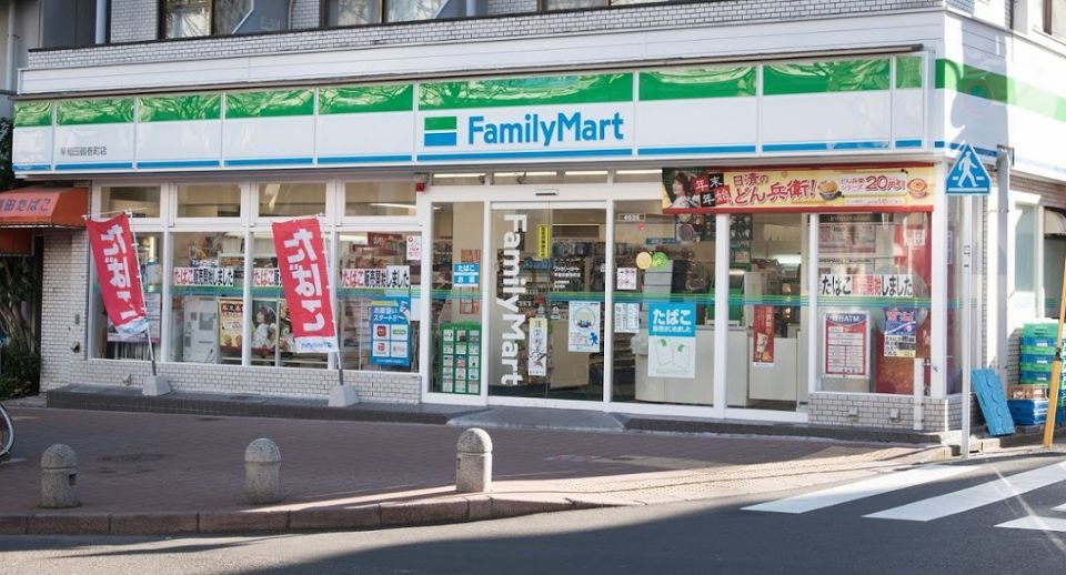近くのファミリーマート　早稲田鶴巻町店まで190m（徒歩3分）