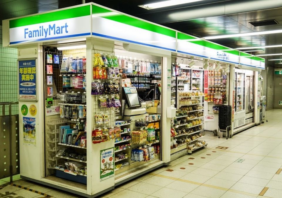 近くのファミリーマート　都営線若松河田駅店まで79m（徒歩1分）