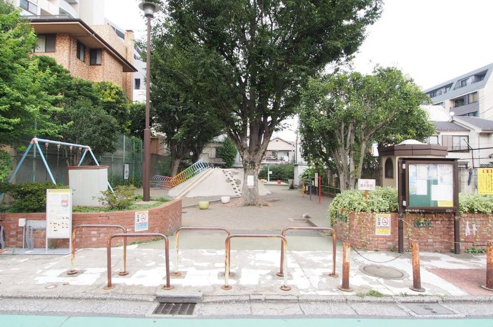 近くの新宿区立新左門児童遊園まで574m（徒歩8分）