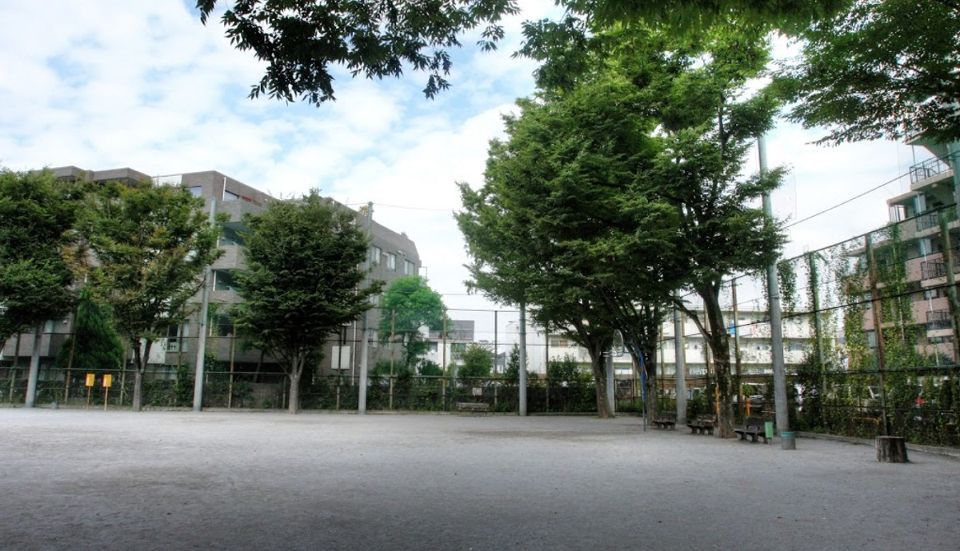 近くの中野区立谷戸運動公園まで461m（徒歩6分）
