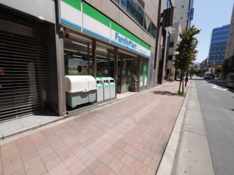 近くのファミリーマートお茶の水店まで108m（徒歩2分）