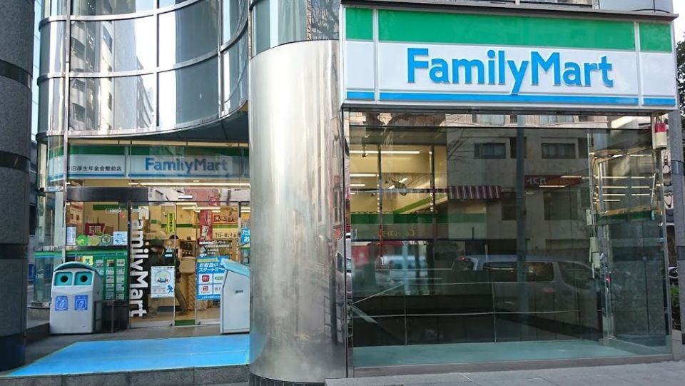 近くのファミリーマート　旧厚生年金会館前店まで75m（徒歩1分）