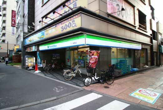 近くのファミリーマート三ノ輪橋店まで20m(徒歩1分)