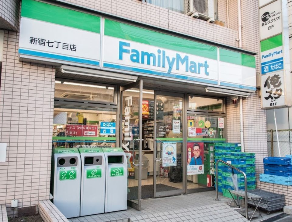 近くのファミリーマート　新宿七丁目店まで71m（徒歩1分）
