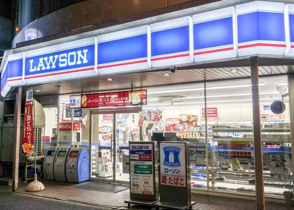 近くのローソン 新宿富久町店まで44m（徒歩1分）