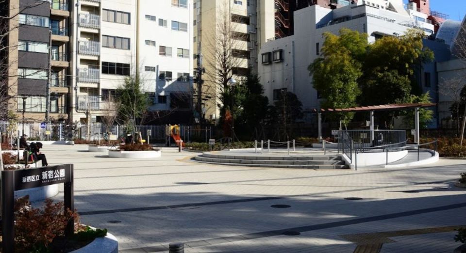 近くの新宿区立新宿公園まで261m（徒歩4分）