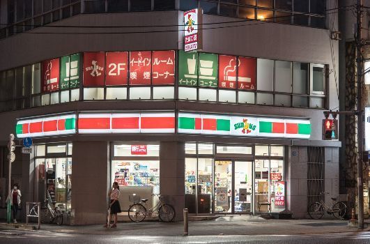 近くのファミリーマート台東柳橋一丁目店まで25m（徒歩1分）
