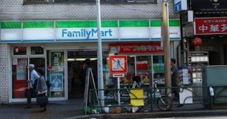 近くのファミリーマート　大久保駅前店まで109m（徒歩2分）