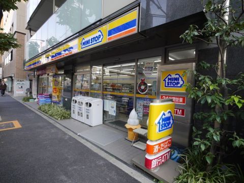 近くのミニストップ 新宿大京町店まで231m（徒歩3分）
