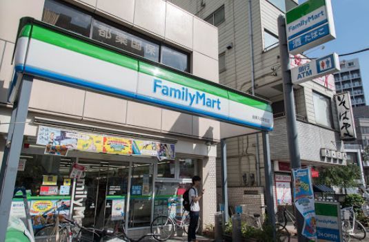 近くのファミリーマート台東入谷駅前店まで145m(徒歩2分)