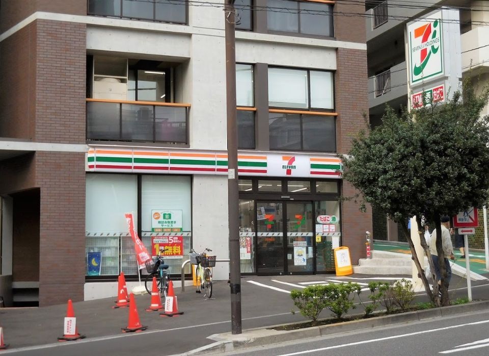 近くのセブンイレブン　市谷柳町店まで21m（徒歩1分）
