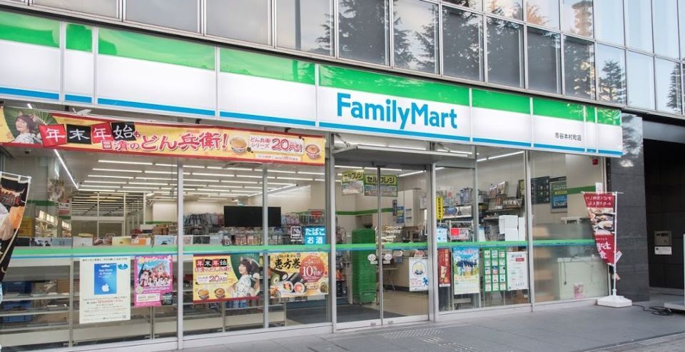 近くのファミリーマート　市谷本村町店まで200m（徒歩3分）