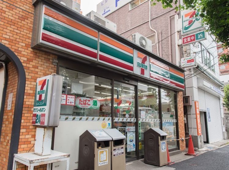 近くのファミリーマート本駒込六丁目店まで134m（徒歩2分）