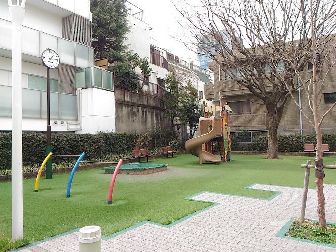 近くの南青山四丁目児童遊園まで120m（徒歩2分）