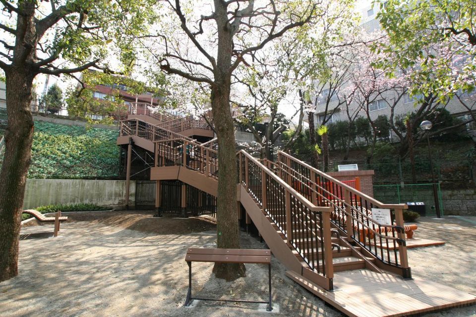 近くの高輪南町児童遊園まで205m（徒歩3分）