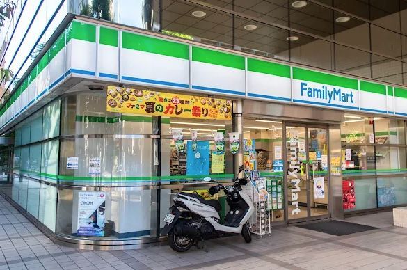 近くのファミリーマート 芝二丁目店まで95m（徒歩2分）
