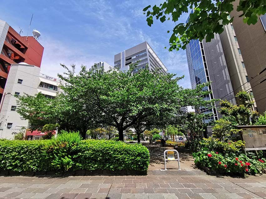 近くの麹町こどもの広場まで304m（徒歩4分）