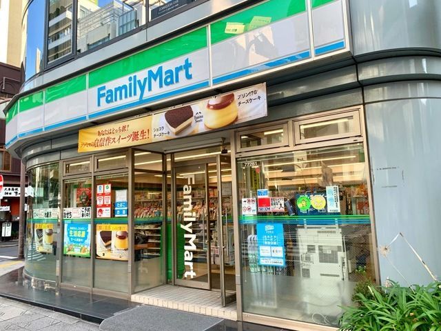 近くのファミリーマート 神田鍛冶町三丁目店まで88m（徒歩2分）