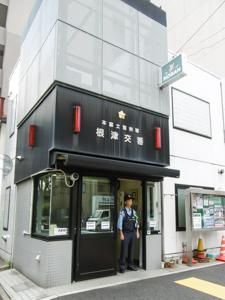 近くの本富士警察署根津交番まで83m（徒歩2分）