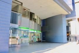 近くのファミリーマート 麹町三丁目店まで124m（徒歩2分）