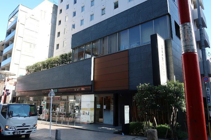 近くのセブンイレブン 赤坂3丁目一ツ木通り店まで136m（徒歩2分）
