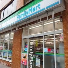 近くのファミリーマート 湯島三丁目店まで78m（徒歩1分）