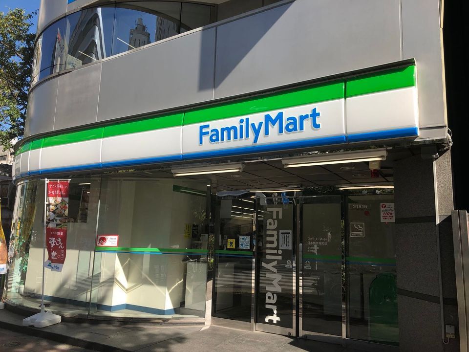 近くのコンビニまで186m（徒歩3分）