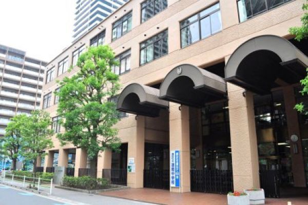 近くの港区立港南中学校まで240m(徒歩3分)