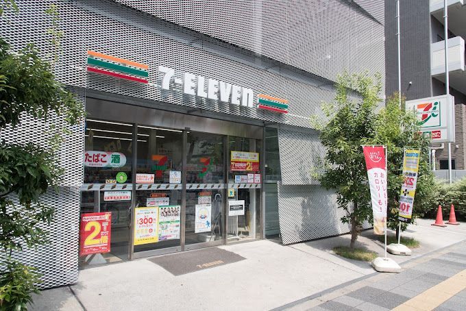 近くのコンビニまで256m（徒歩4分）