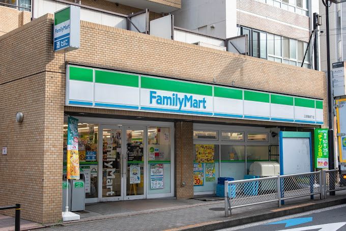 近くのファミリーマート 三田聖坂下店まで45m（徒歩1分）