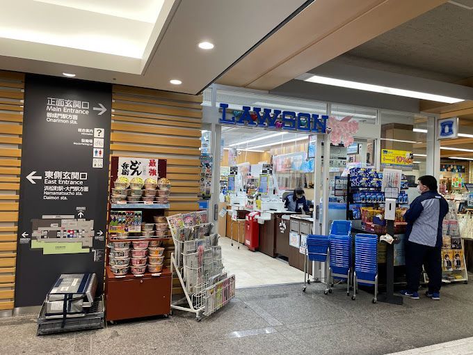 近くのローソンサテライト 港区役所庁舎店まで62m（徒歩1分）