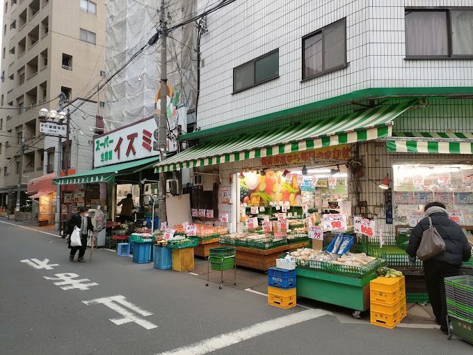 近くのスーパーイズミまで214m（徒歩3分）