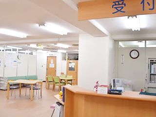 近くの敬友クリニック高輪まで568m（徒歩8分）