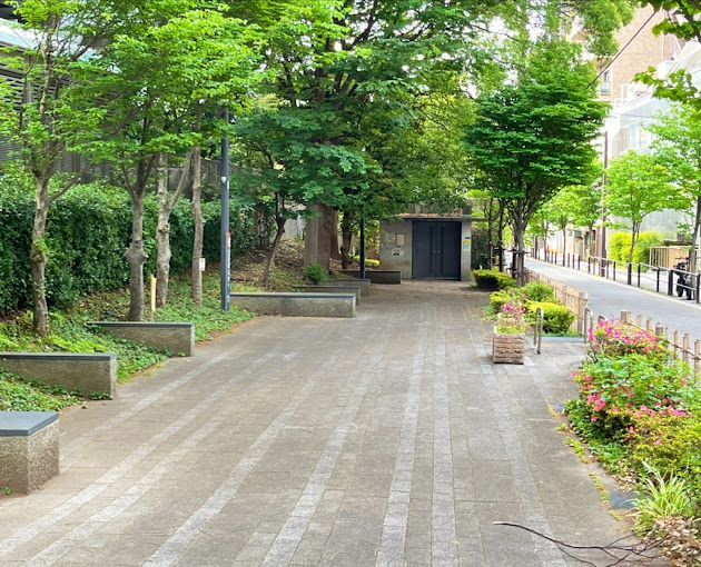 近くの隼町広場まで321m（徒歩5分）