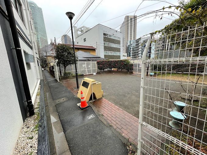 近くの飯倉雁木坂児童遊園まで299m（徒歩4分）