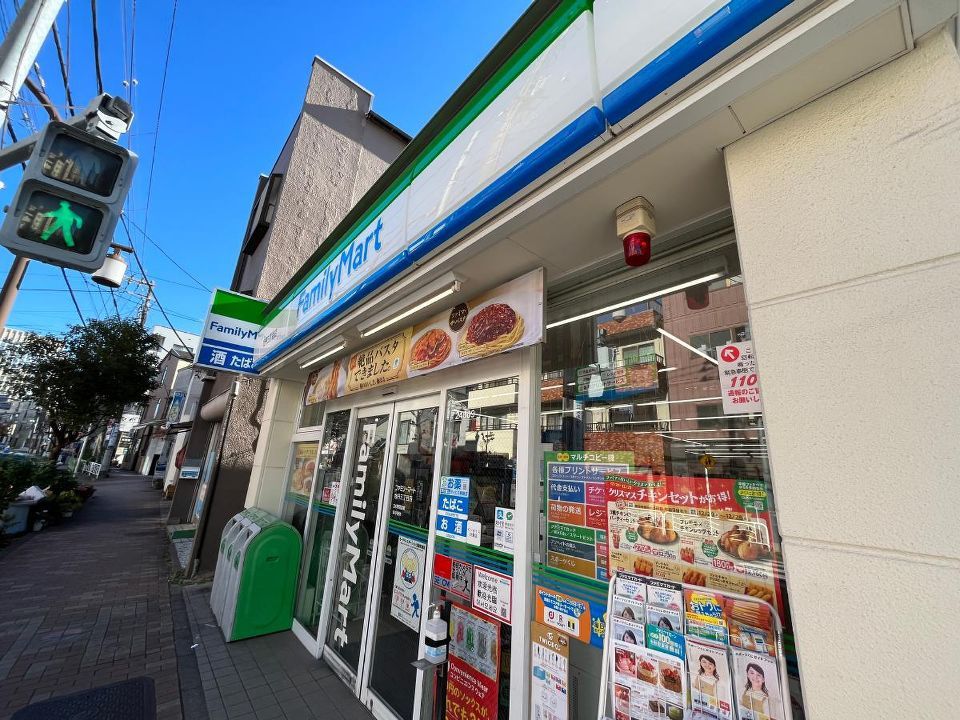 近くのファミリーマート 牡丹三丁目店まで275m（徒歩4分）