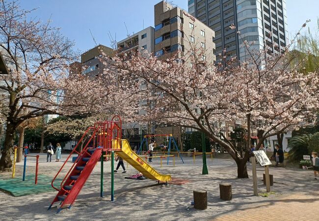 近くの京橋公園まで105m(徒歩2分)
