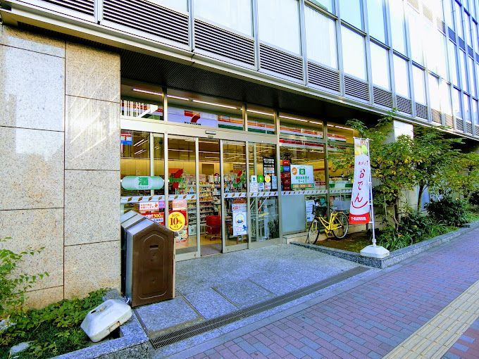 近くのコンビニまで104m（徒歩2分）