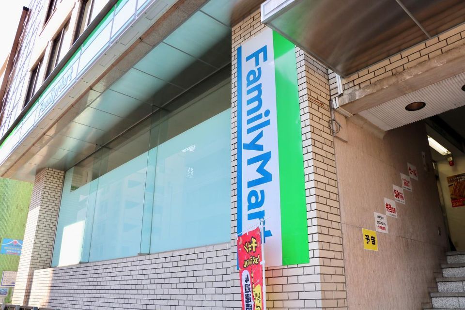 近くのファミリーマート 六番町日テレ前店まで187m（徒歩3分）